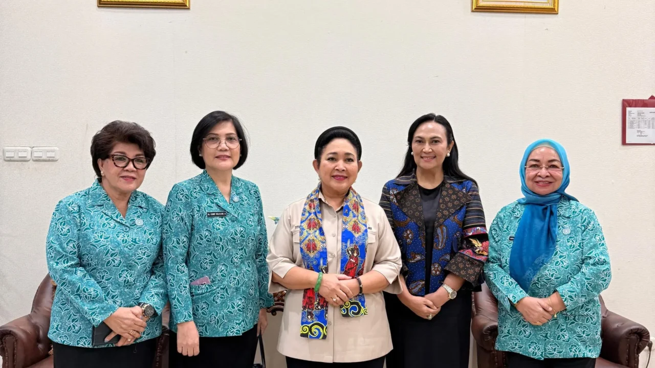 Titiek Soeharto Kunjungi Sulut, Ketua TP-PKK Anik Selvanus Sambut di Ruang VIP Pemprov