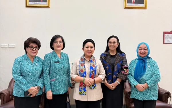 Titiek Soeharto Kunjungi Sulut, Ketua TP-PKK Anik Selvanus Sambut di Ruang VIP Pemprov