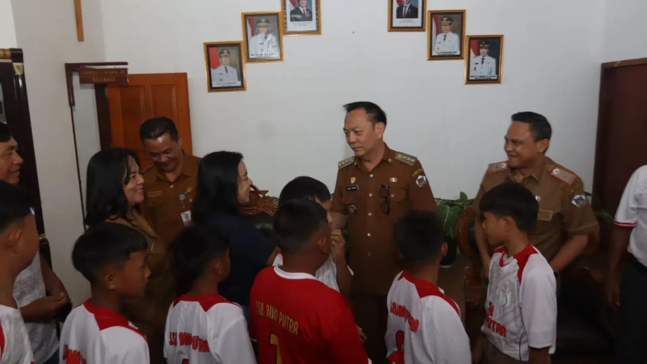 Wali Kota “Beri Restu” Tim Sekolah Sepak Bola Bina Putra Tomohon ke Ajang FSAI di Bali