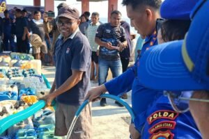 Bantu Warga Manado, Ditpolairud Polda Sulut Salurkan 72 ribu Liter Air Bersih di Kepulauan