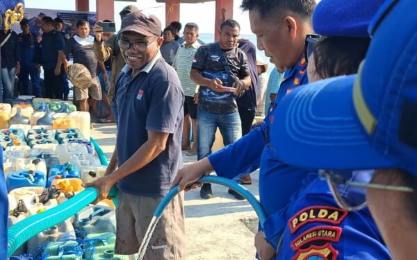 Bantu Warga Manado, Ditpolairud Polda Sulut Salurkan 72 ribu Liter Air Bersih di Kepulauan