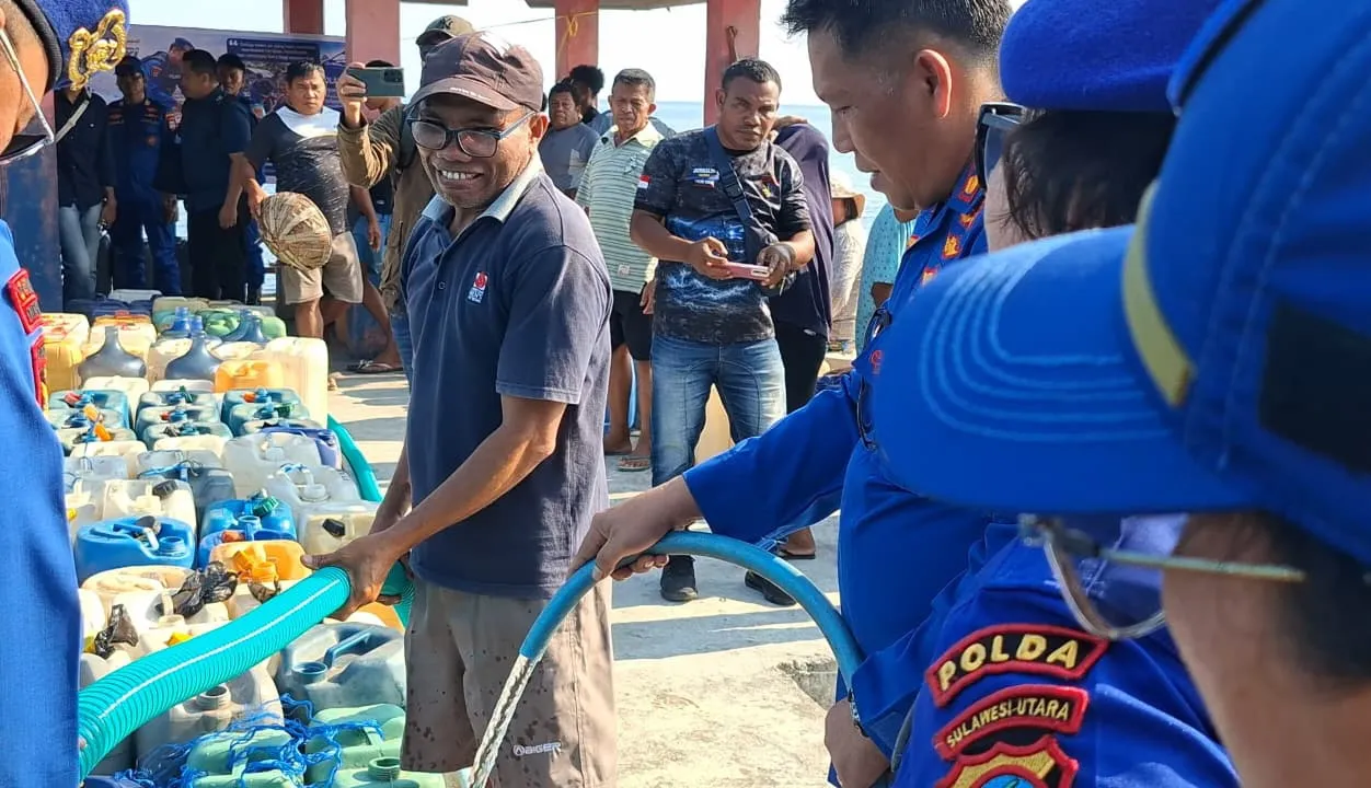 Bantu Warga Manado, Ditpolairud Polda Sulut Salurkan 72 ribu Liter Air Bersih di Kepulauan